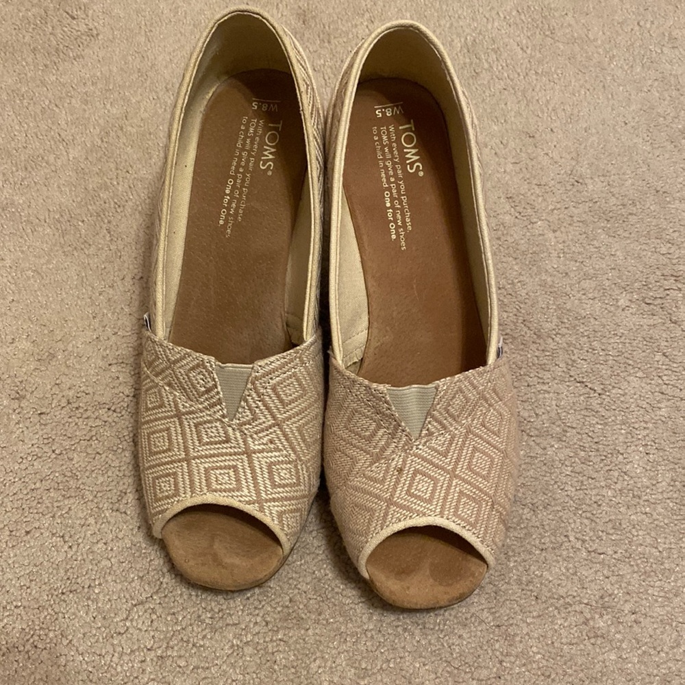 Tom’s Tan Wedges